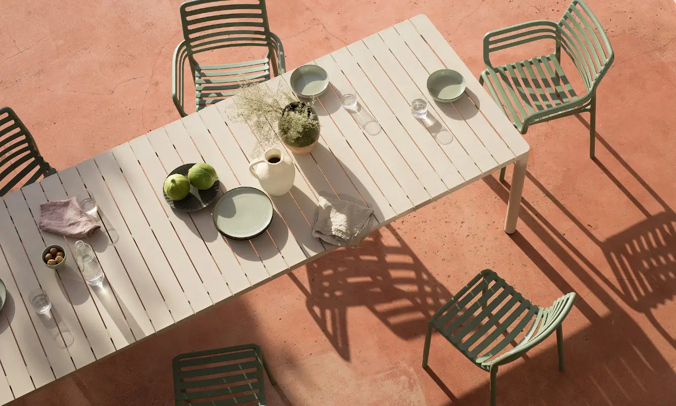 nardi-doga-stapelstuhl-gartentisch-top-view-outdoor.webp?width=3000