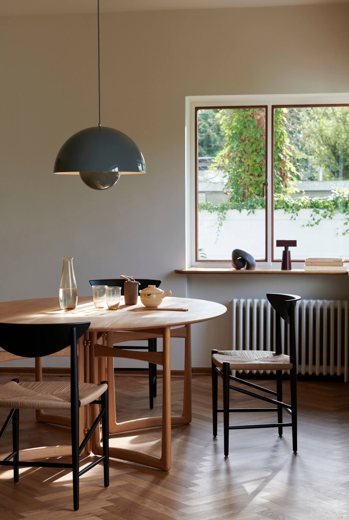 Moderner Drawn HM3 Stuhl von &Tradition, stilvoll im Wohnzimmer oder Büro, dänisches Design für Alltag und Ambiente