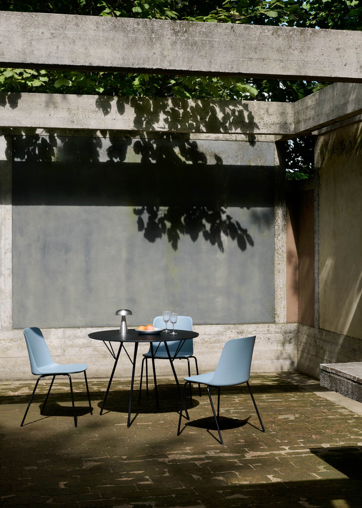 &Tradition Rely HW138 Outdoor Stuhl, recycelte Sitzschale, UV-Schutz, Stahlgestell für Garten und Terrasse