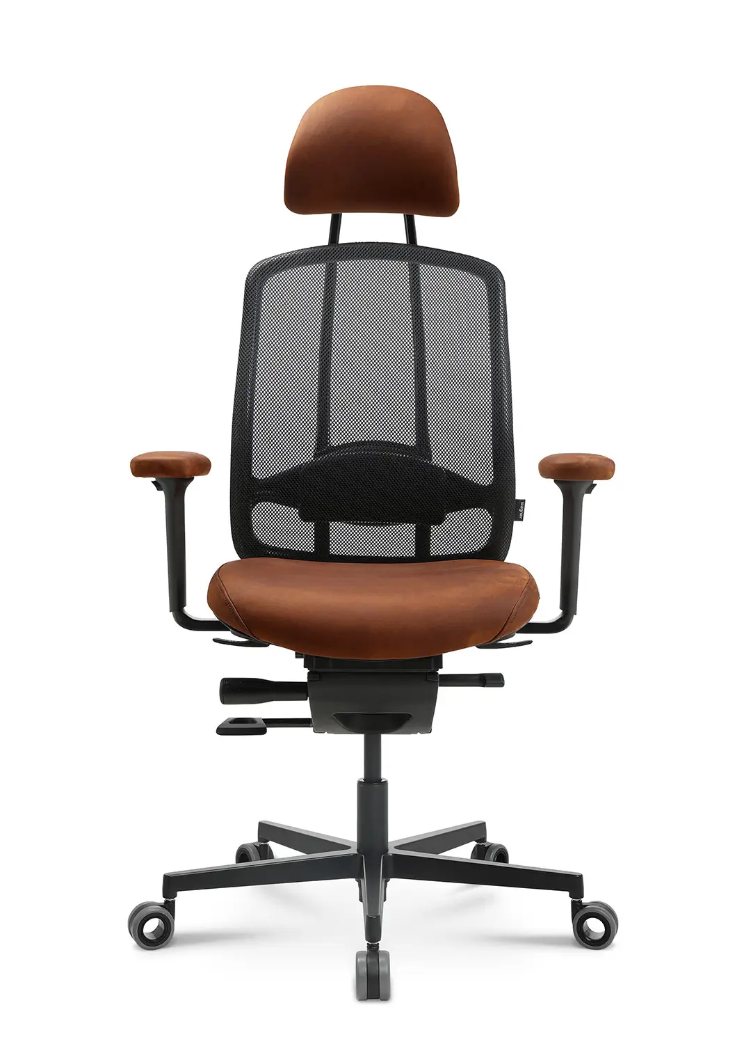 Frontansicht des Wagner AluMedic Black Edition Limited Bürostuhls mit cognacfarbenem Leder, schwarzer Netzrückenlehne, Kopfstütze und höhenverstellbaren Armlehnen.