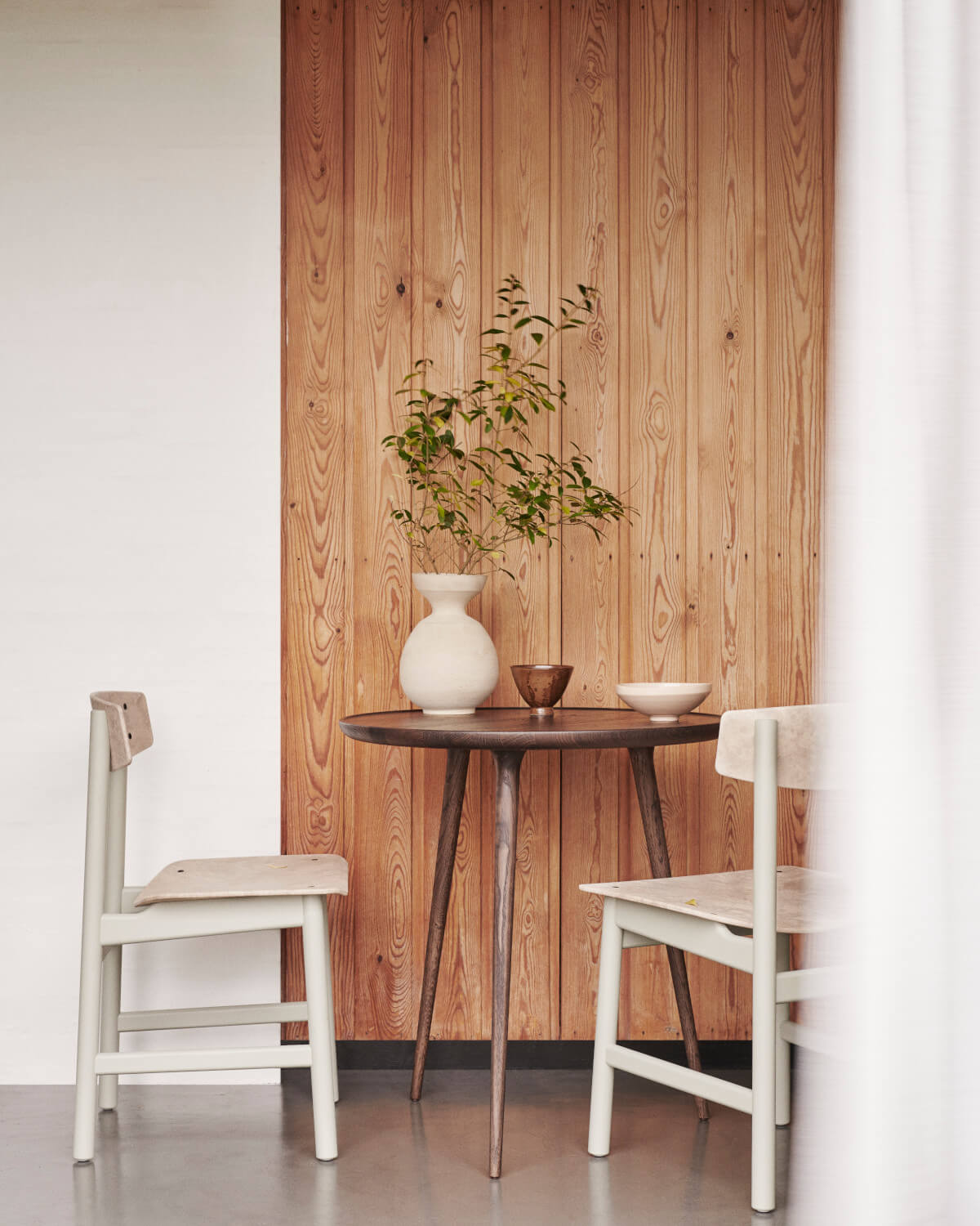 Conscious Chair 3162, buche grau lackiert / wood waste grey