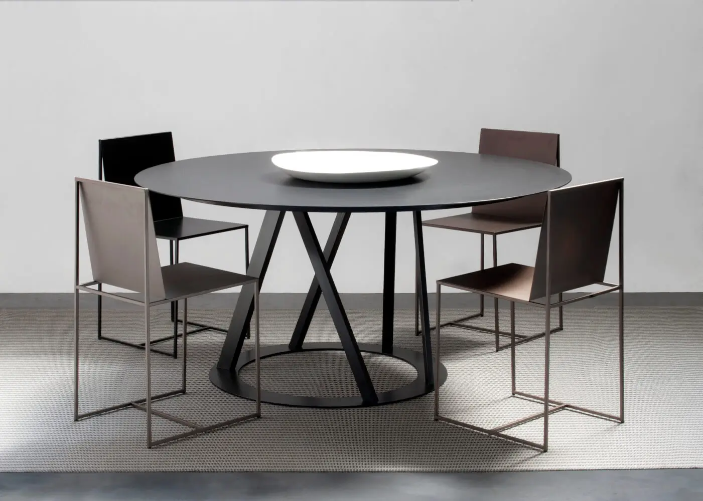 Zeus Big Irony Round Esstisch als hochwertiger Design-Esstisch im modernen Esszimmer.