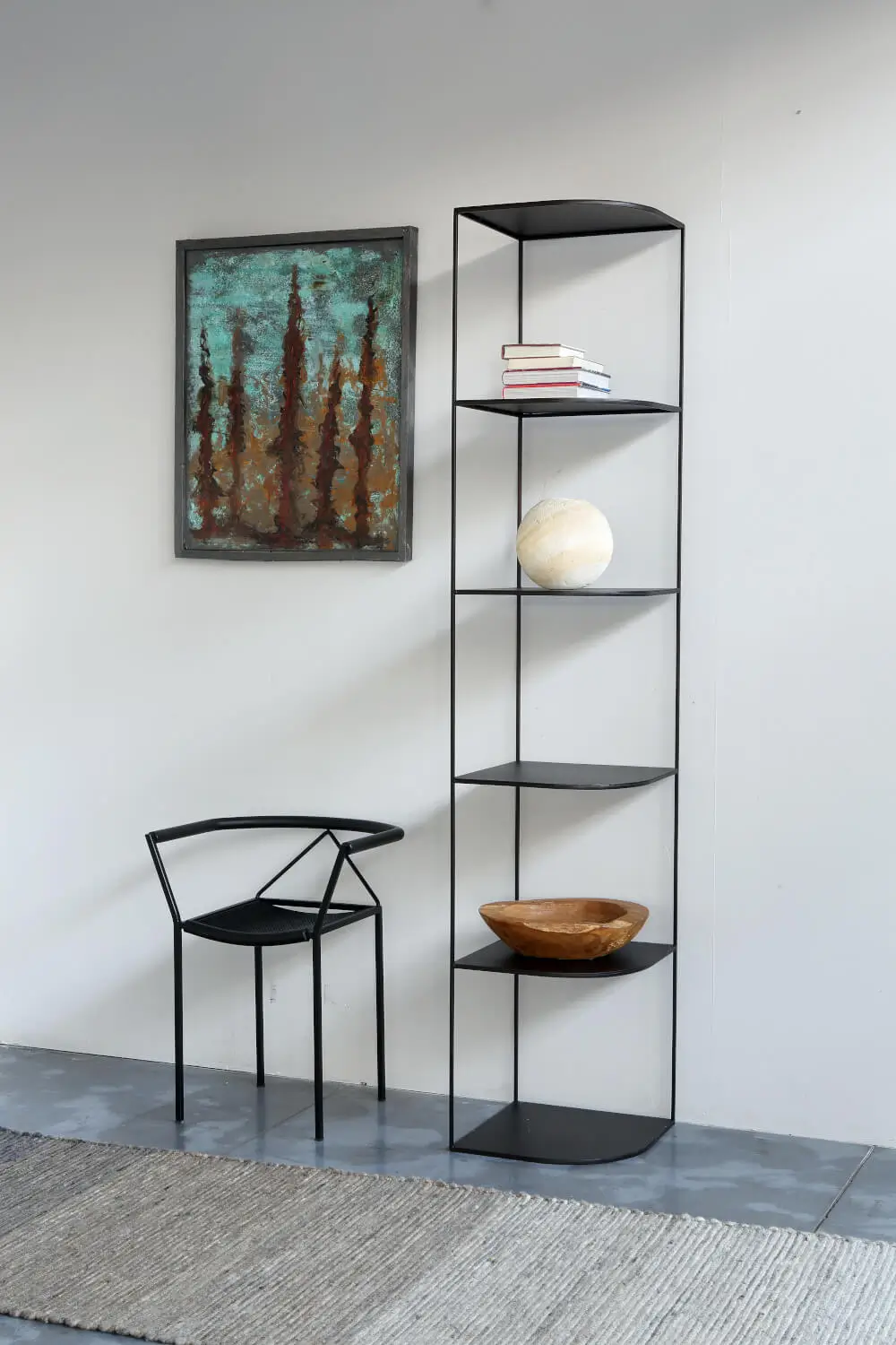 Zeus Eveline Regal mit offenen Ablageflächen für dekorative Wohnaccessoires in einer modern eingerichteten Wohnecke.