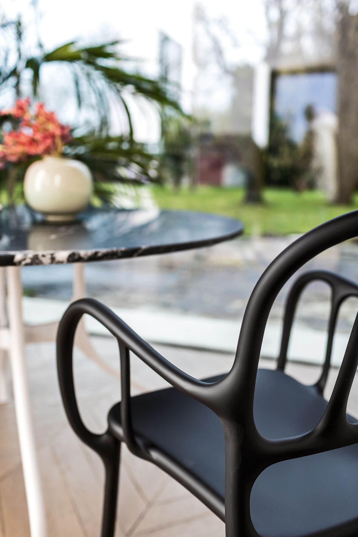 Magis Milà Stuhl im modernen Essbereich, leicht, elegant und hochwertig – authentisches italienisches Design