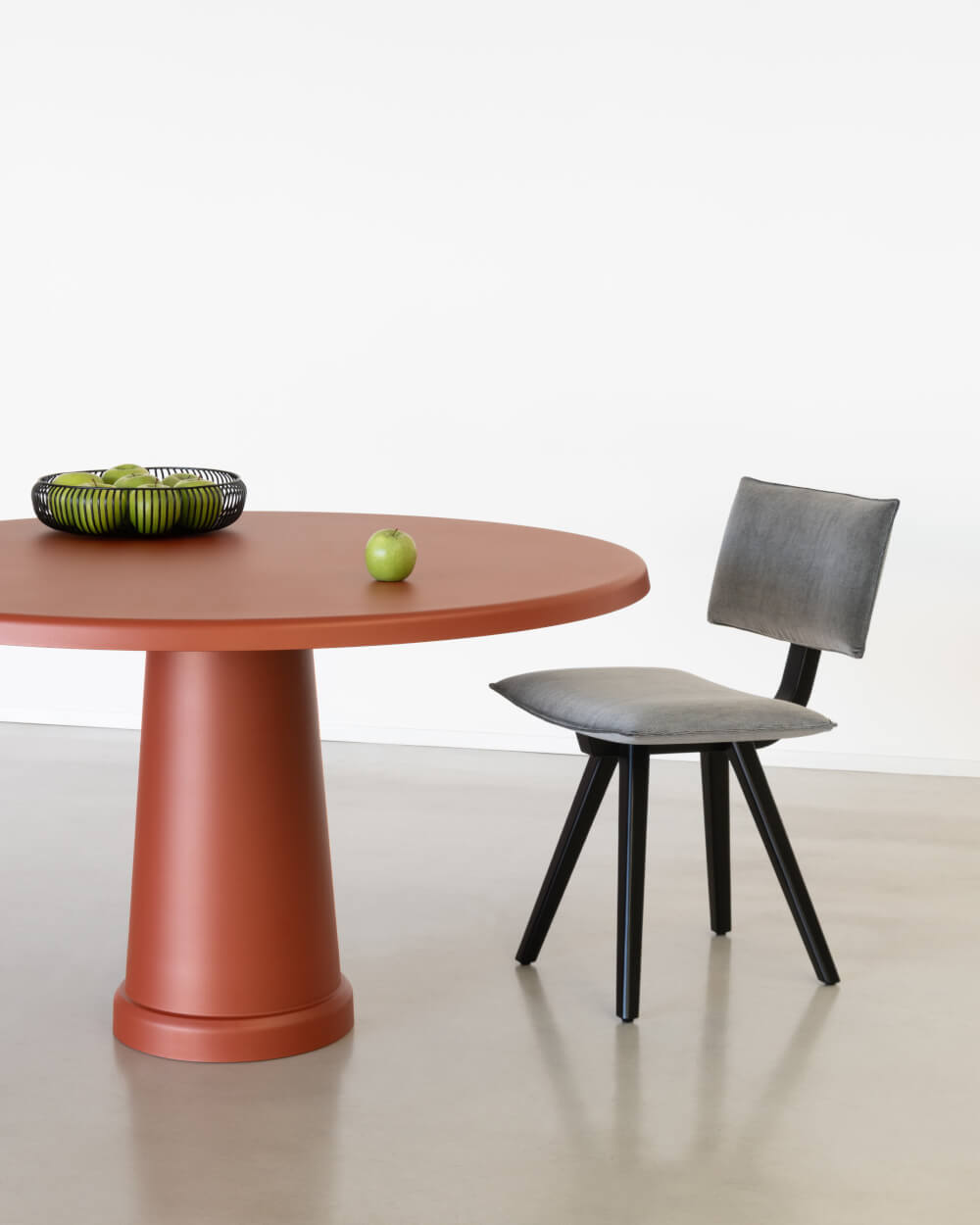 Magis All-Round Tisch im modernen Ambiente, robust, zeitlos und vielseitig nutzbar – elegantes Design von Magis