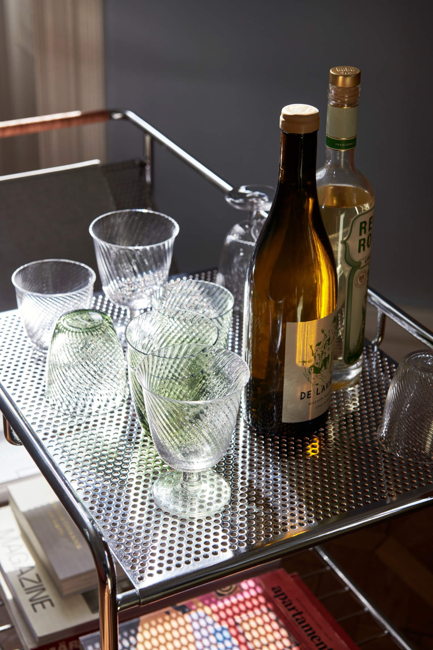 &Tradition Alima NDS1 Servierwagen mit verchromtem Gestell und walnussfarbenem Holz, stilvoll und mobil einsetzbar