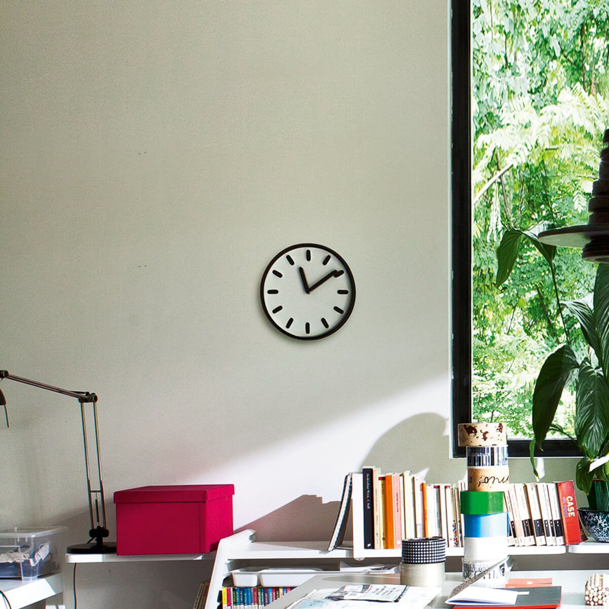 Magis Tempo Wanduhr – minimalistisches Design für zeitlose Eleganz in Ihrem Zuhause Magis Tempo Wanduhr in modernem Design, mit klaren Linien und minimalistischem Stil für elegante Innenräume