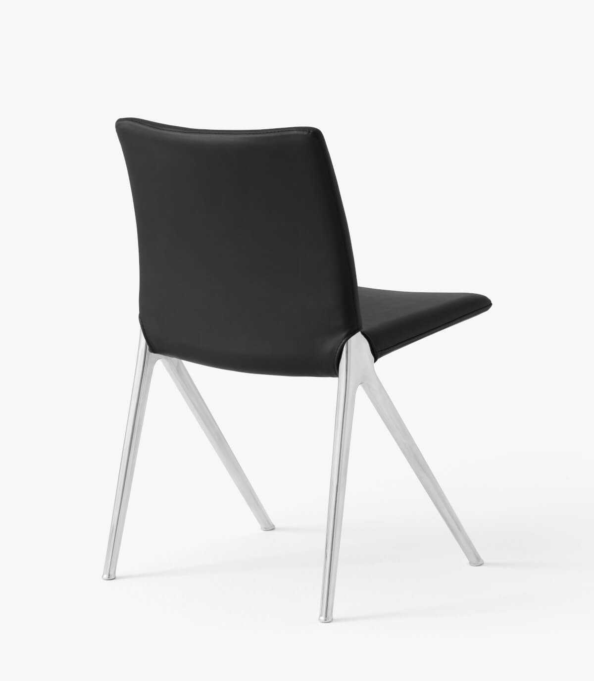 &Tradition Kape IF7 Designstuhl poliertes Aluminium, Sitz aus schwarzem Leder, eleganter moderner Esszimmerstuhl