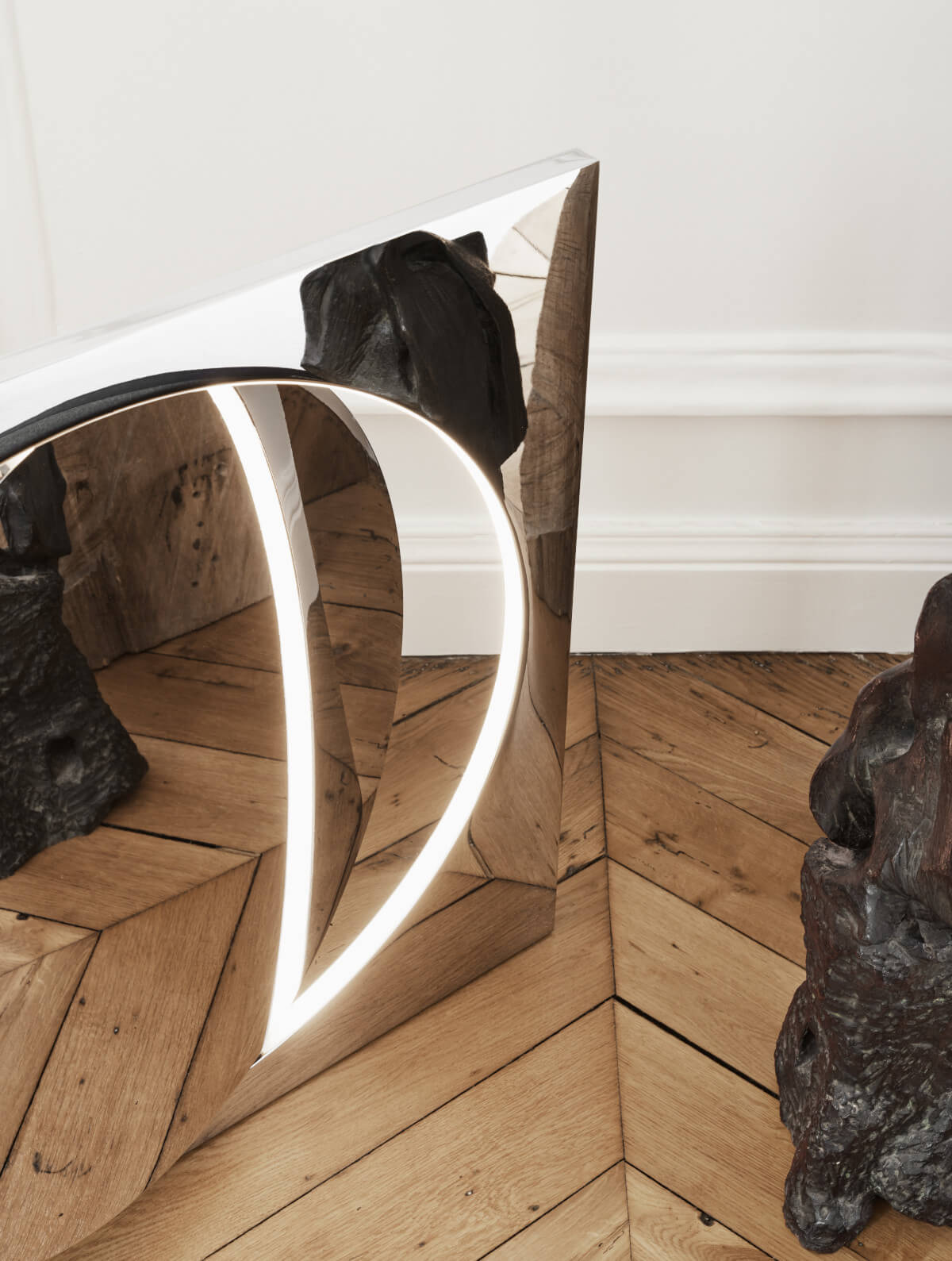 Louis Poulsen Moonsetter Stehleuchte mit drehbarem Lichtkreis und skulpturalem Design aus poliertem Aluminium.