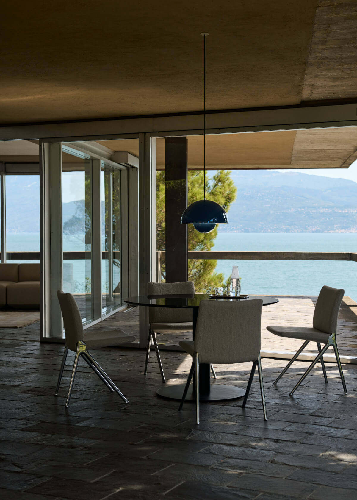 &Tradition Kape IF7 Stuhl Holz und Stoff, stilvoller Designstuhl für modernes Wohnen und Essbereiche