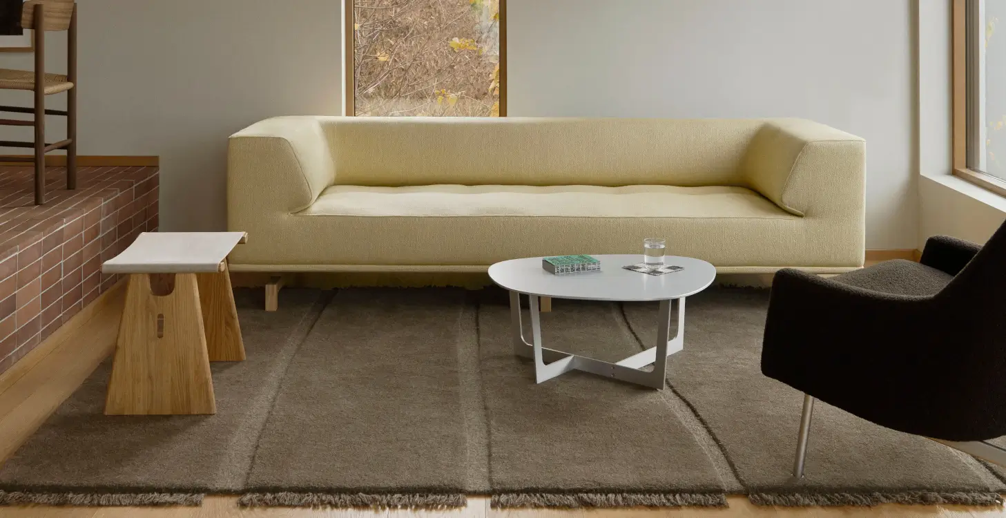 grosses-wohnzimmer-sofa-couchtisch-teppich.webp?width=3000