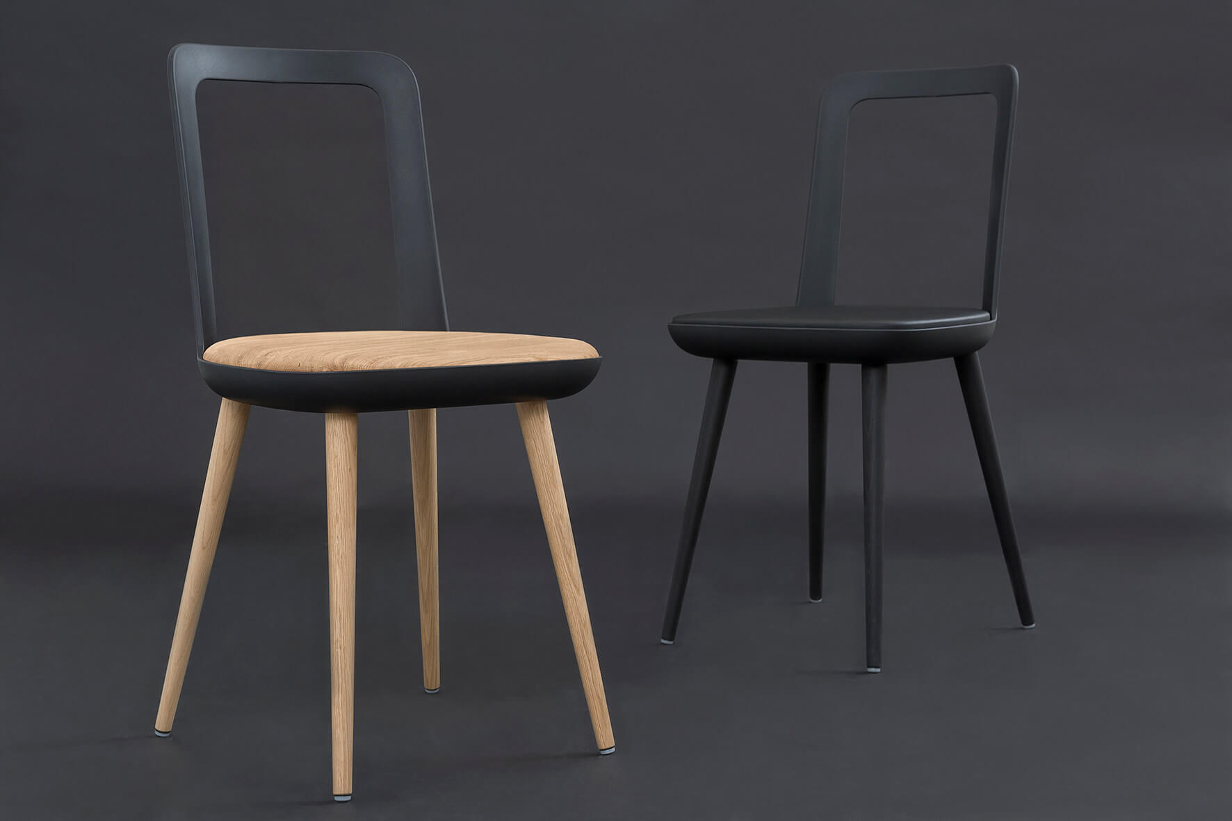 Wagner W-2020 Designerstuhl mit innovativer Kunststoffschale und massiven Eichenholzbeinen, geölt – moderner Holzstuhl