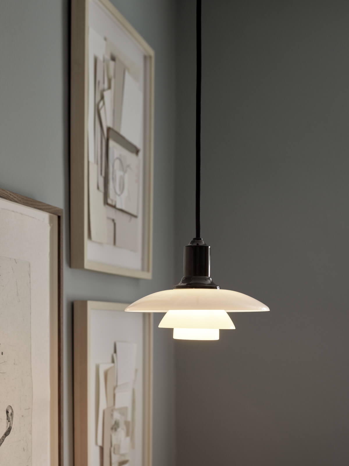 Elegante PH 2/1 Hängelampe von Louis Poulsen mit klassischem Design und diffusem Lichtausfall.