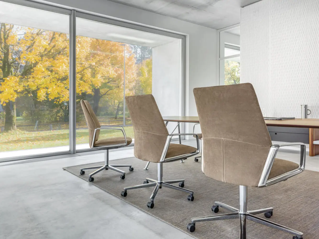 Girsberger Eyla Drehstühle rund um einen Besprechungstisch für komfortable Meetings und moderne Arbeitsbereiche.