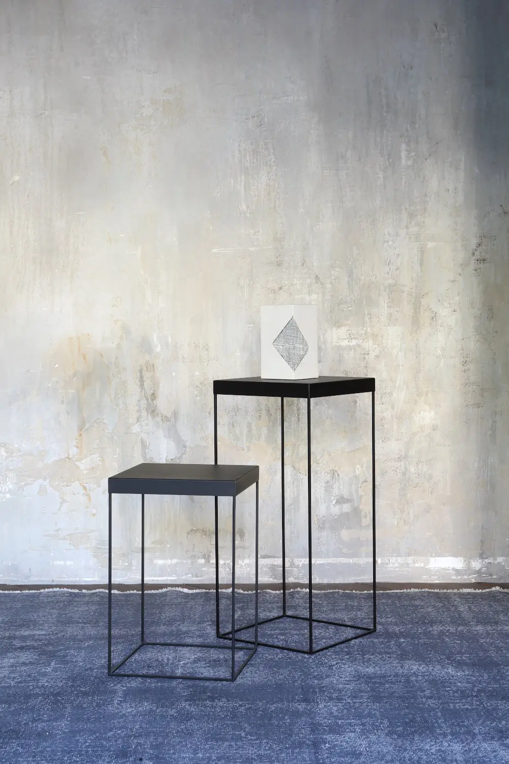 Zeus Slim Up Konsolentische als elegante Ablage in einem minimalistischen Interieur.