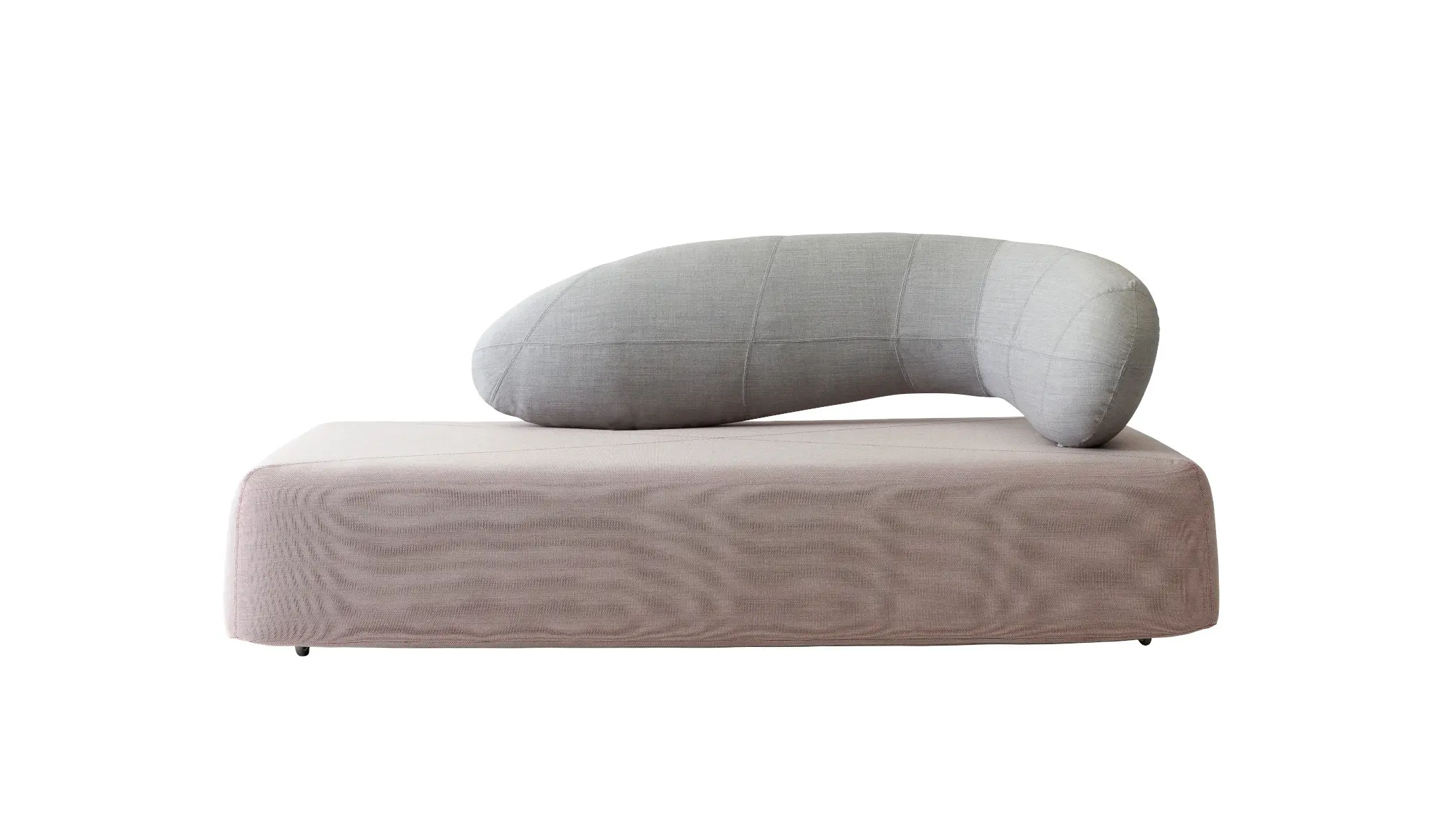 Softline Chat Sofa mit rosafarbener gepolsterter Sitzbasis und grauer, organisch geschwungener Rückenlehne in frontaler Ansicht.