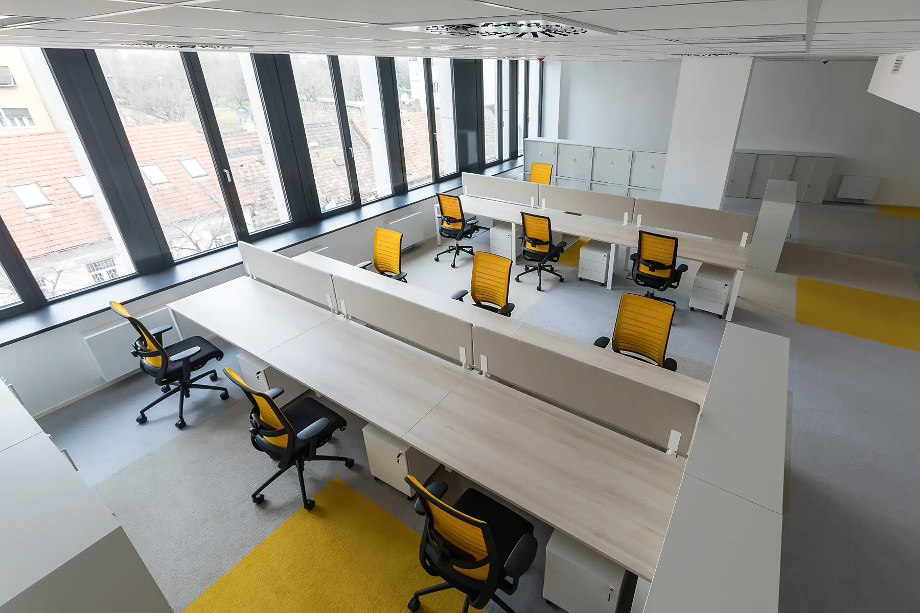 Interstuhl Hero Drehsessel an modernen Arbeitsplätzen in einem offenen Büro