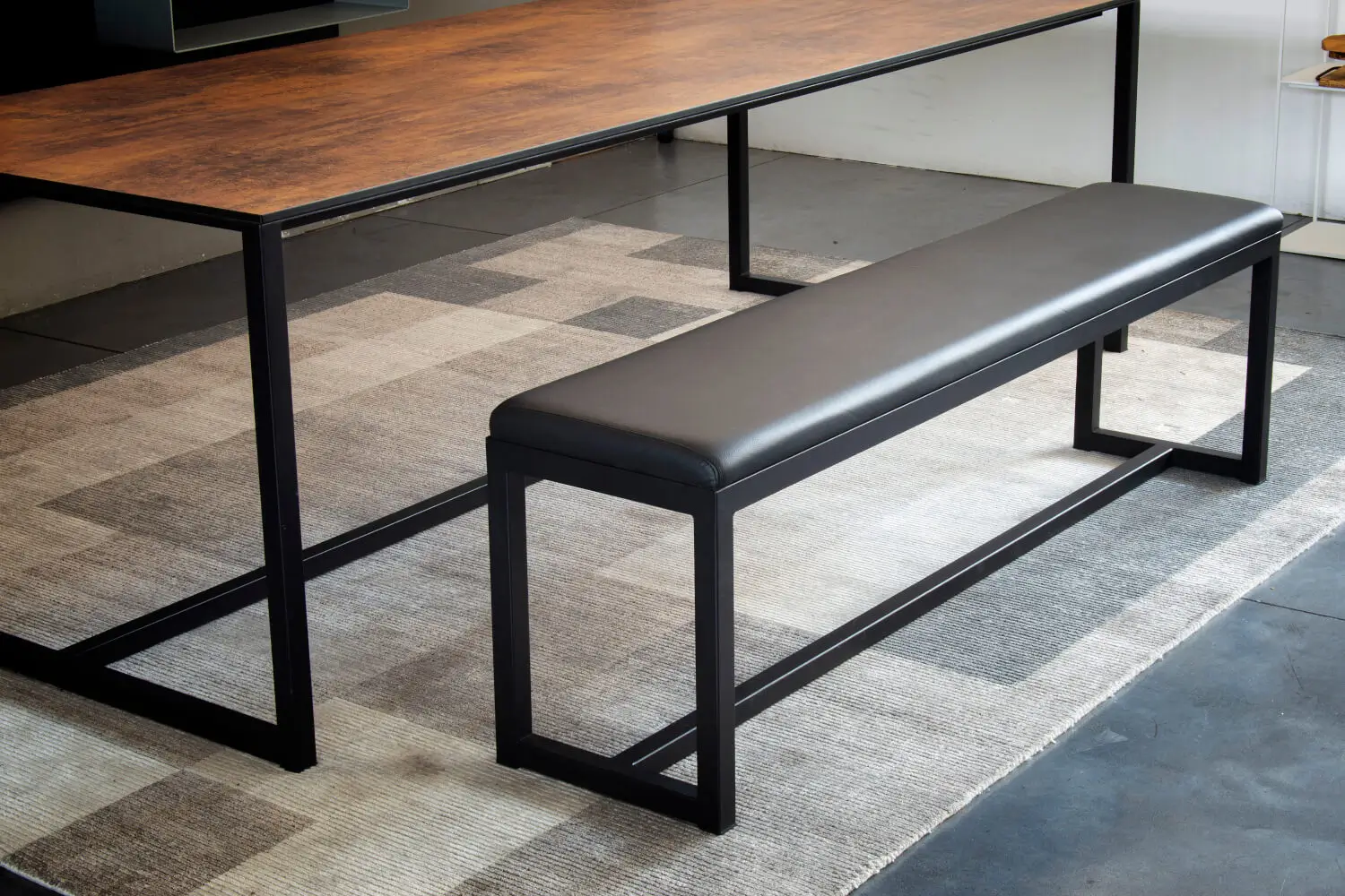 Zeus Big Brother Bank als Designmöbel in einem modernen Interieur