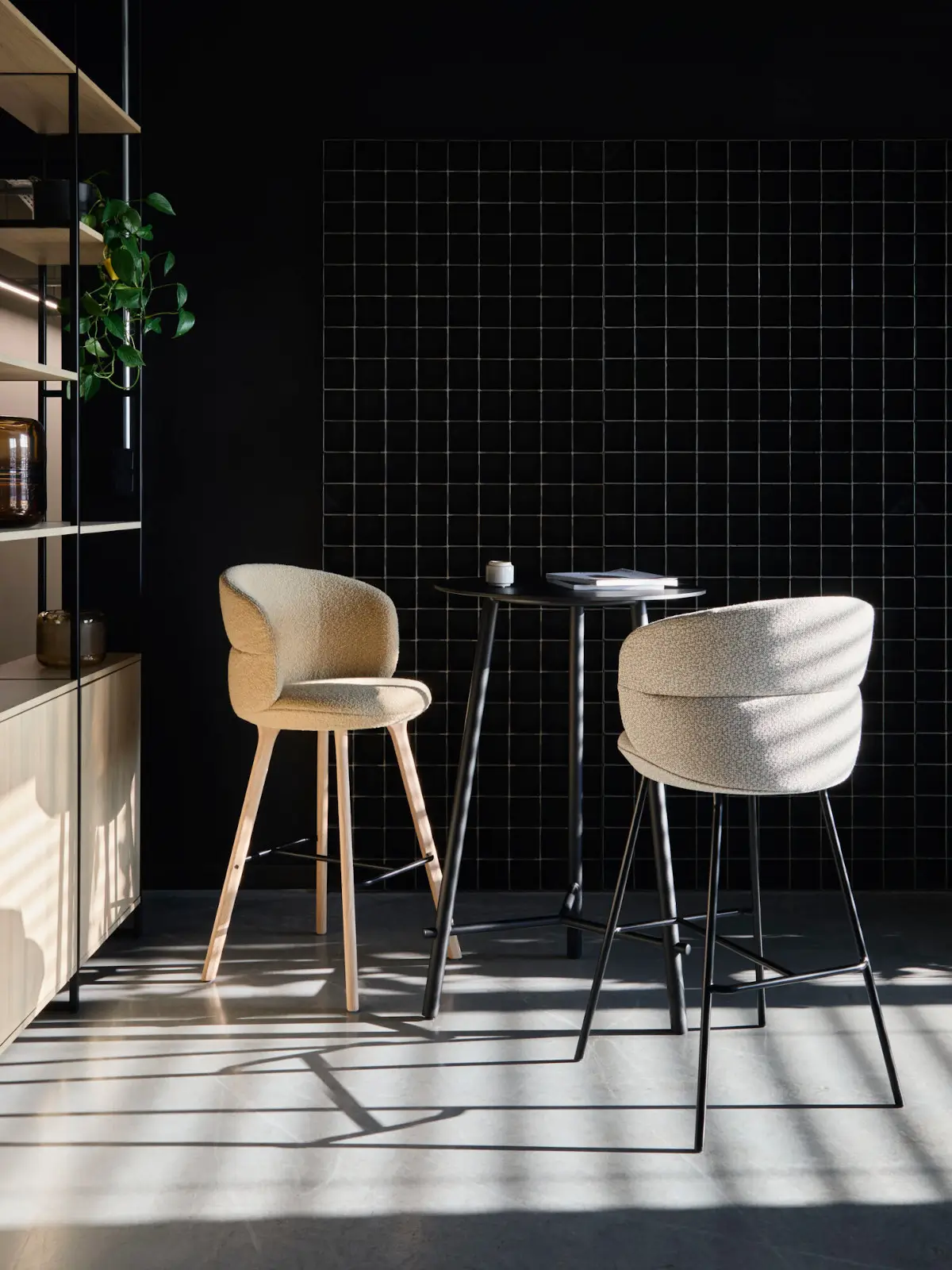 Noti Ekori Barhocker mit 65 cm Höhe und Holzbeinen in einem modernen Bar- und Arbeitsbereich