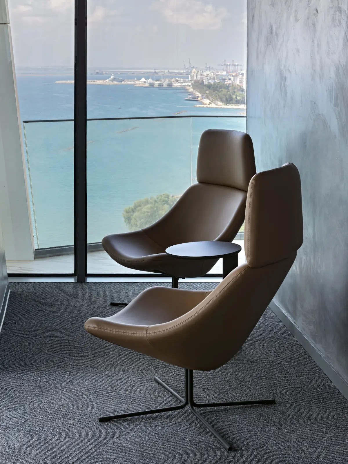Noti Mishell XL Sessel mit Kreuzgestell in modernem Loungebereich