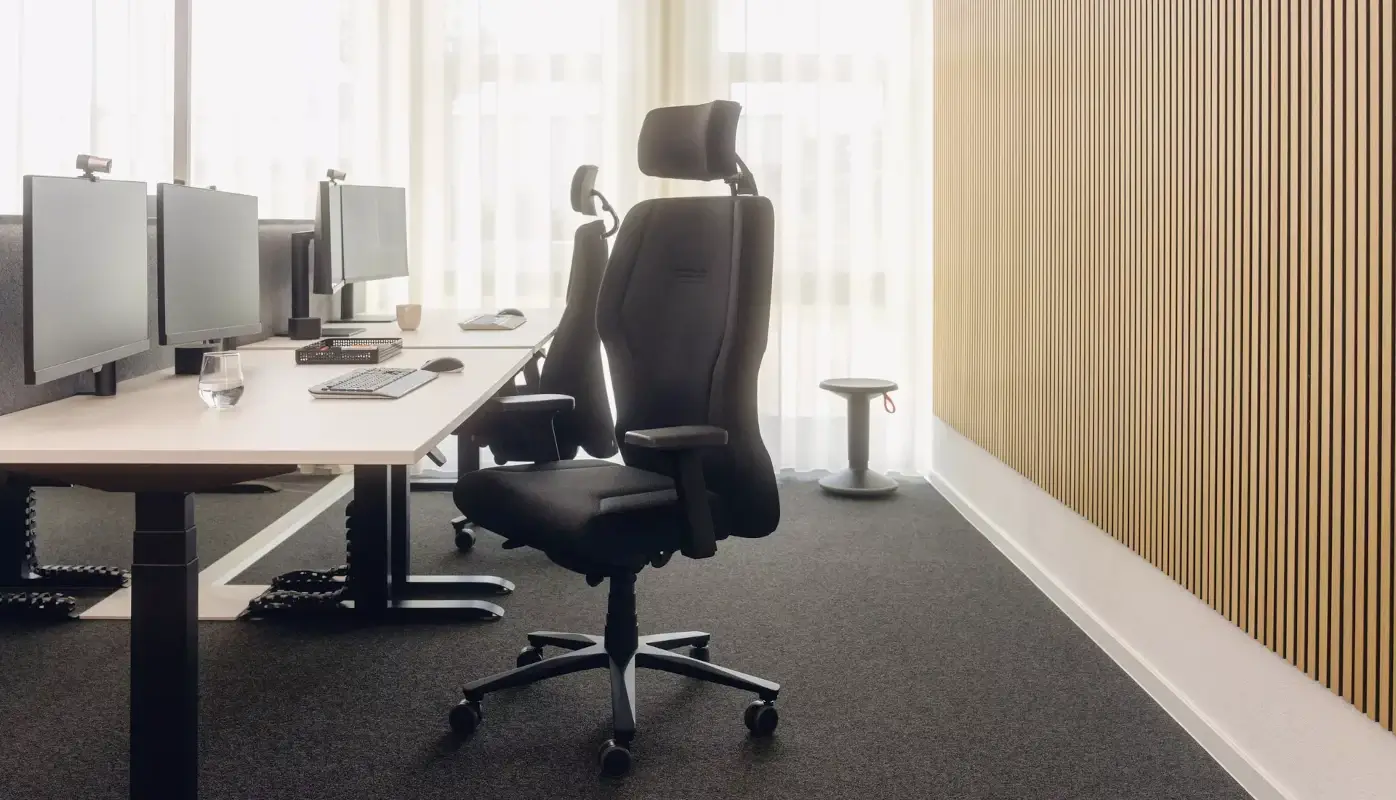 interstuhl-xxl-buerostuhl-schwarz-doppelmonitor.webp?width=3000