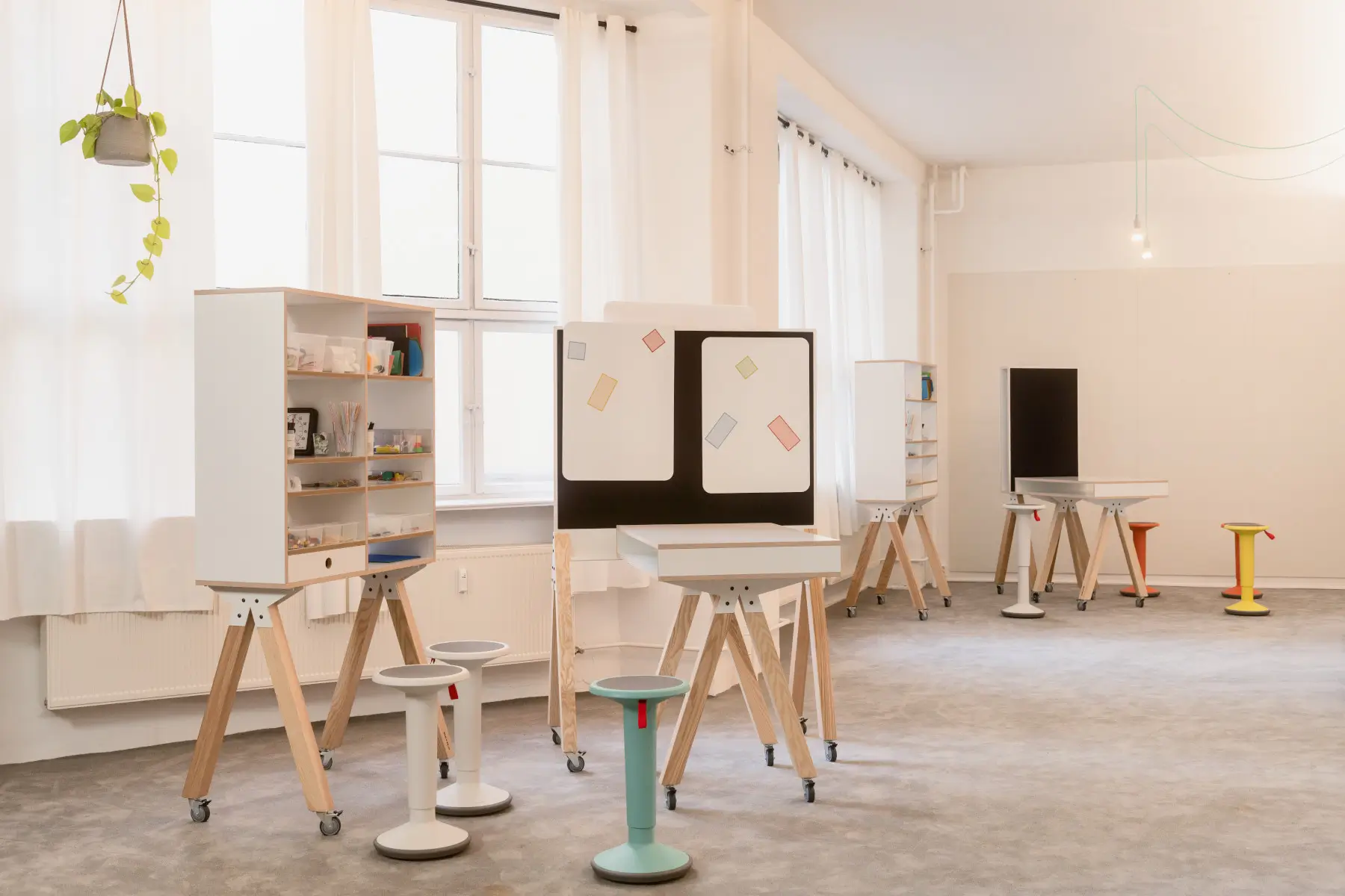 Interstuhl WHAT IF WE FLY WT201 Stehtisch in einem modernen Workshopraum