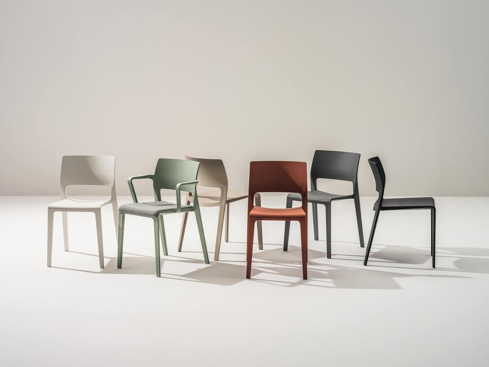 Arper Juno 02 Stuhl – ergonomischer Designstuhl aus hochwertigem Material, ideal für moderne Büros und Esszimmer