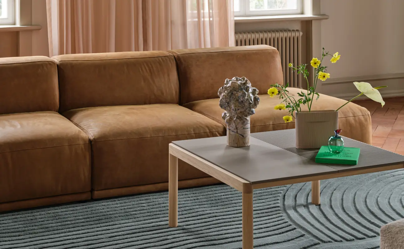 langes-wohnzimmer-mit-ecksofa-und-couchtisch.webp?width=3000