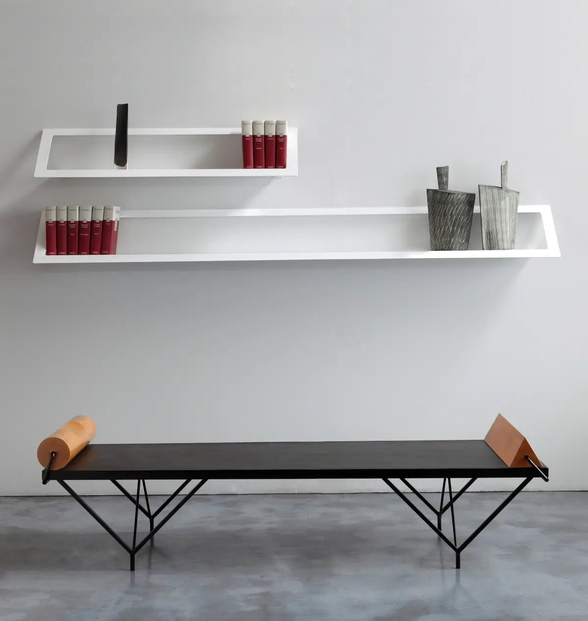 Zeus Air Shelf Wandregal aus Metall als modernes Designregal im Wohnbereich mit Büchern und Dekorationsobjekten.