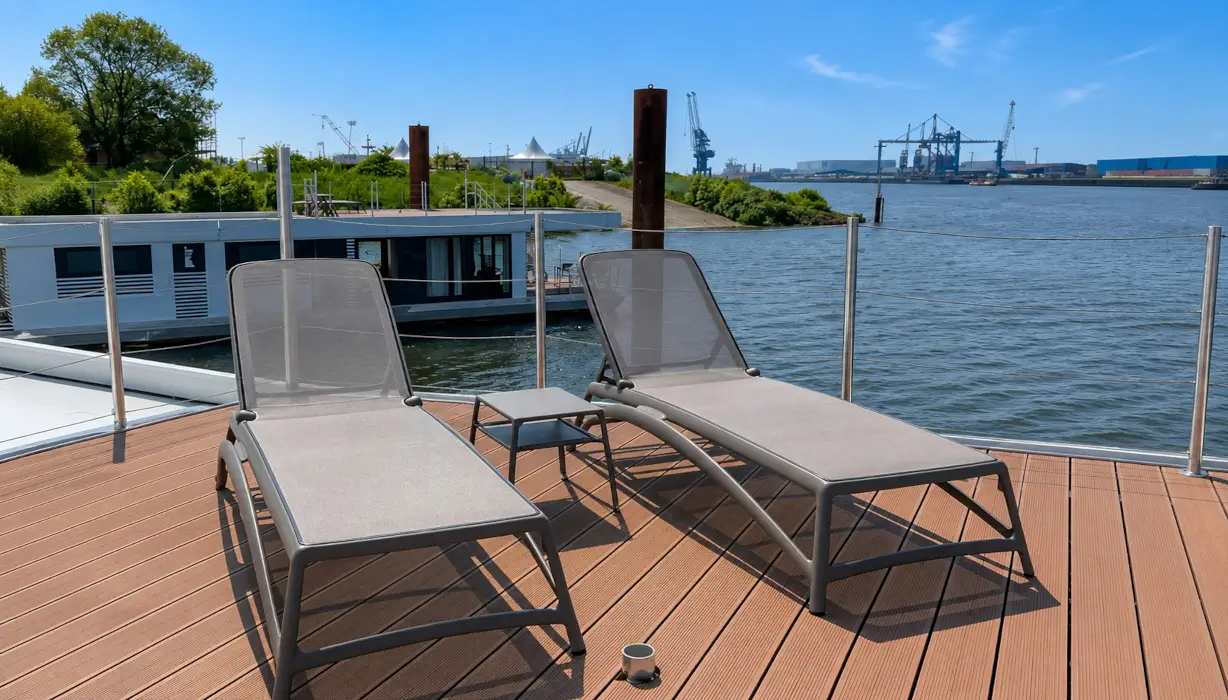 Nardi Atlantico Gartenliegen auf dem Sonnendeck eines Hausboots am Lankenauer Höft