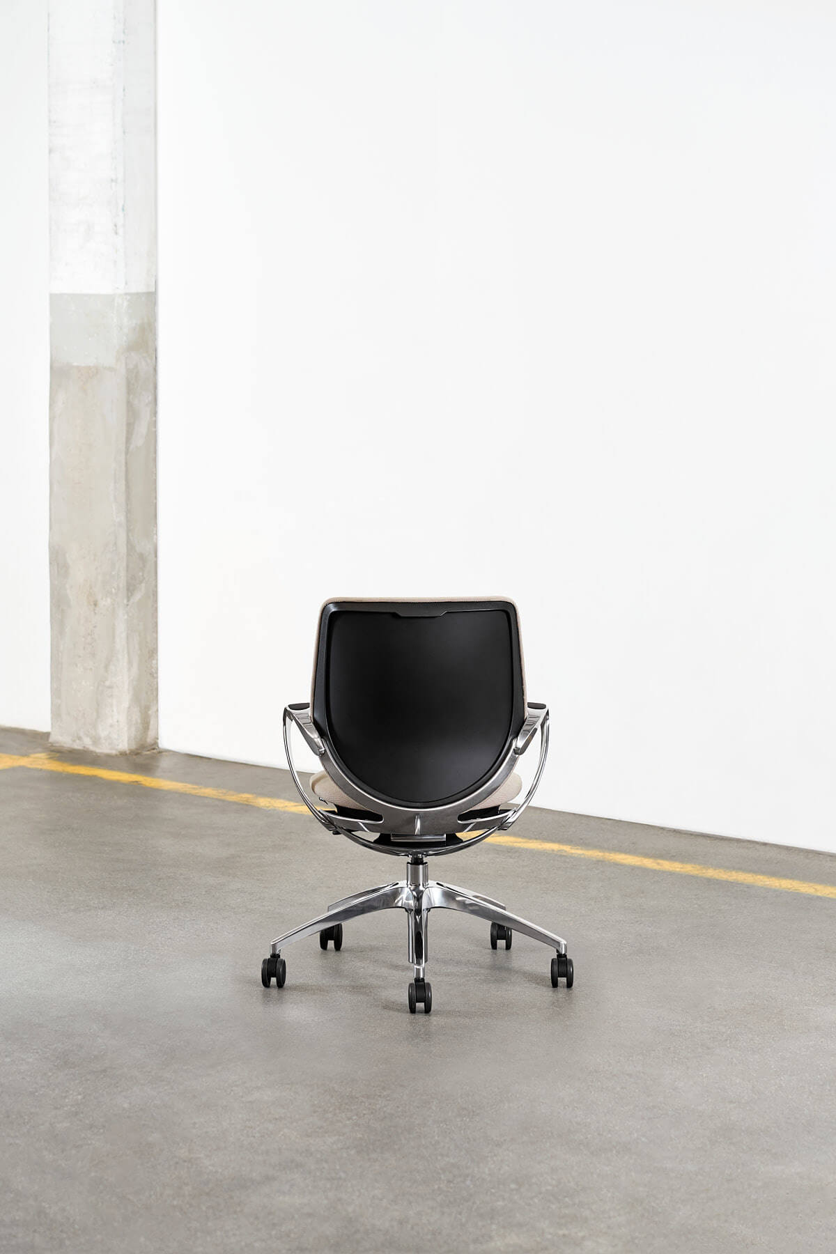 Giroflex 313-4518 Konferenzstuhl mit Polsterrücken, hochwertiger Bürostuhl für Konferenz, Beratung und Empfang