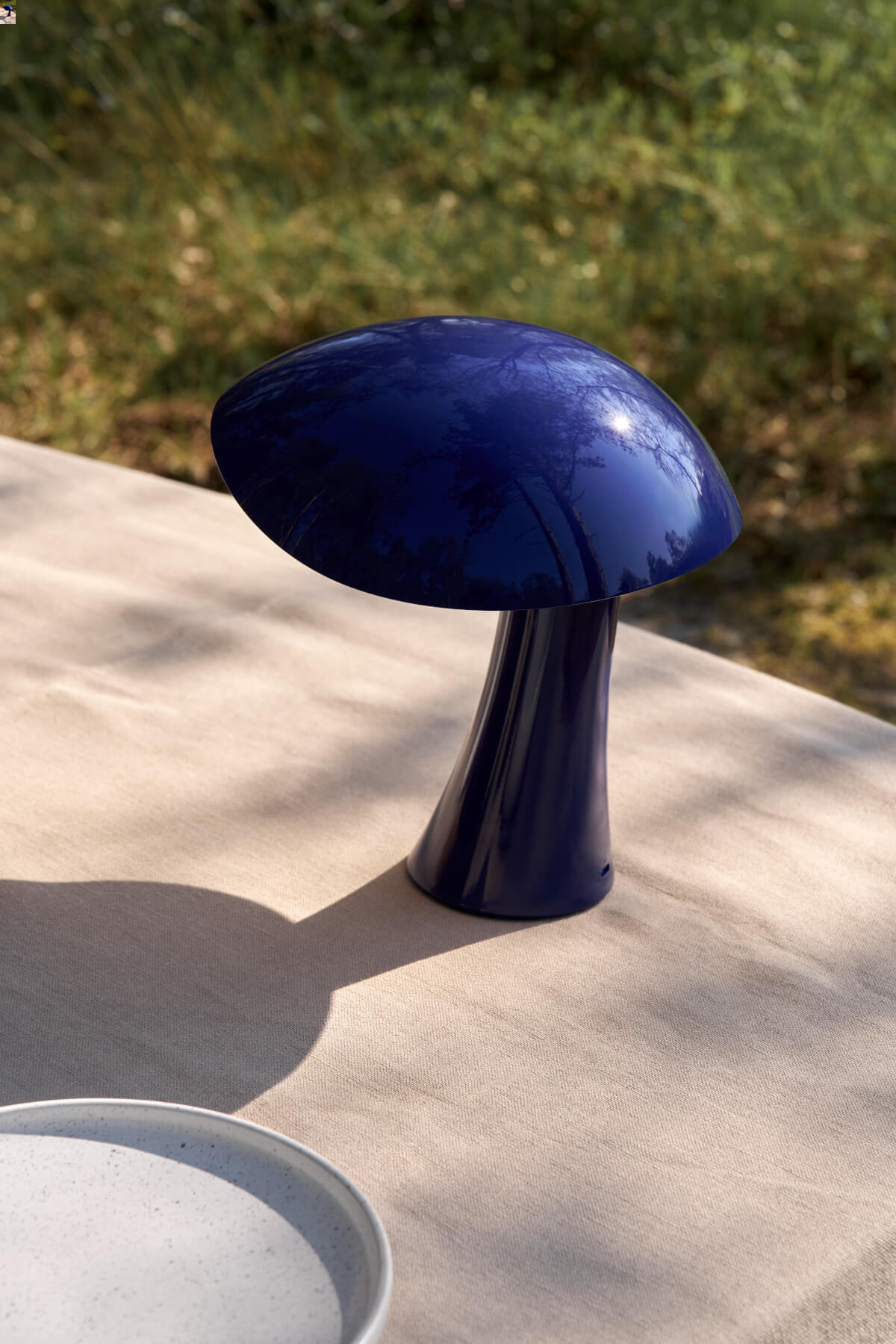 Louis Poulsen Rumee 220 tragbare Leuchte, elegante Tischlampe mit wiederaufladbarem Akku und sanftem Licht.