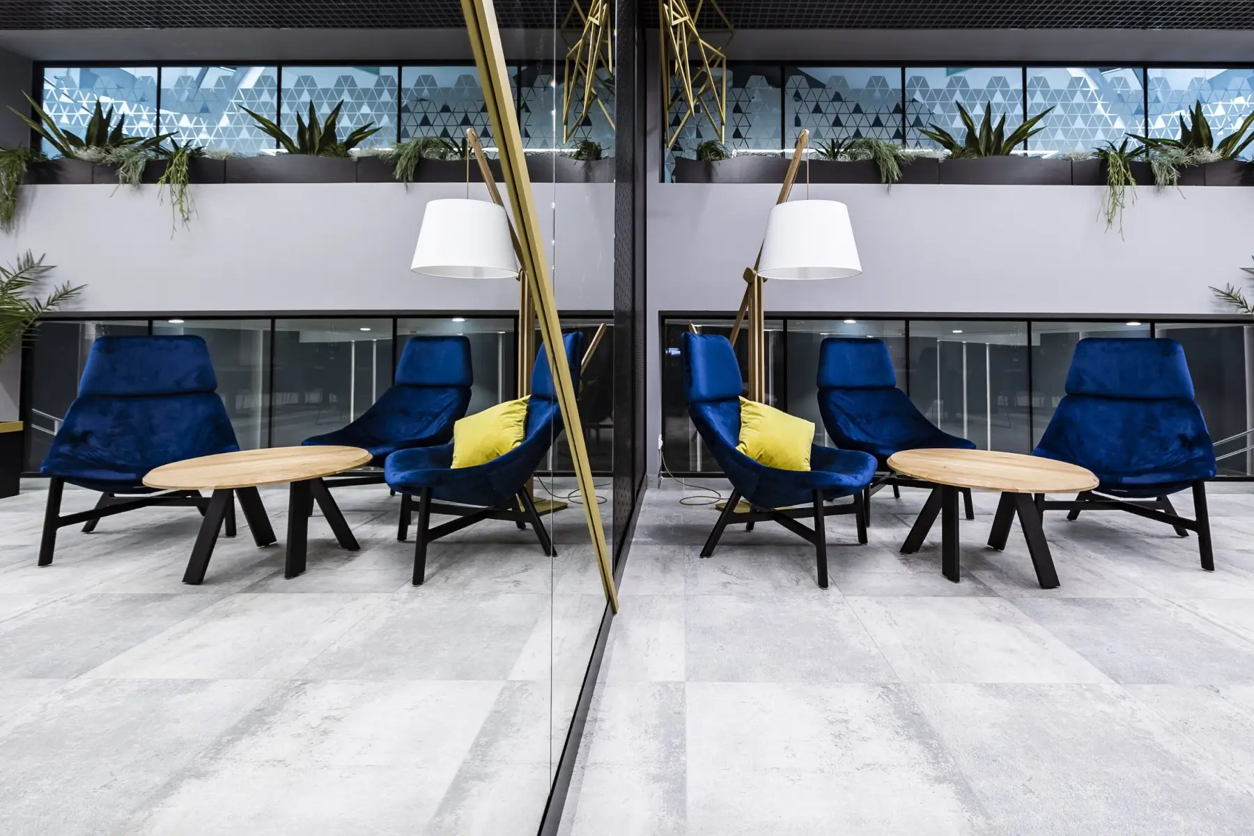 Noti Mishell XL Sessel mit Holzbeinen als Design-Sessel in moderner Lounge