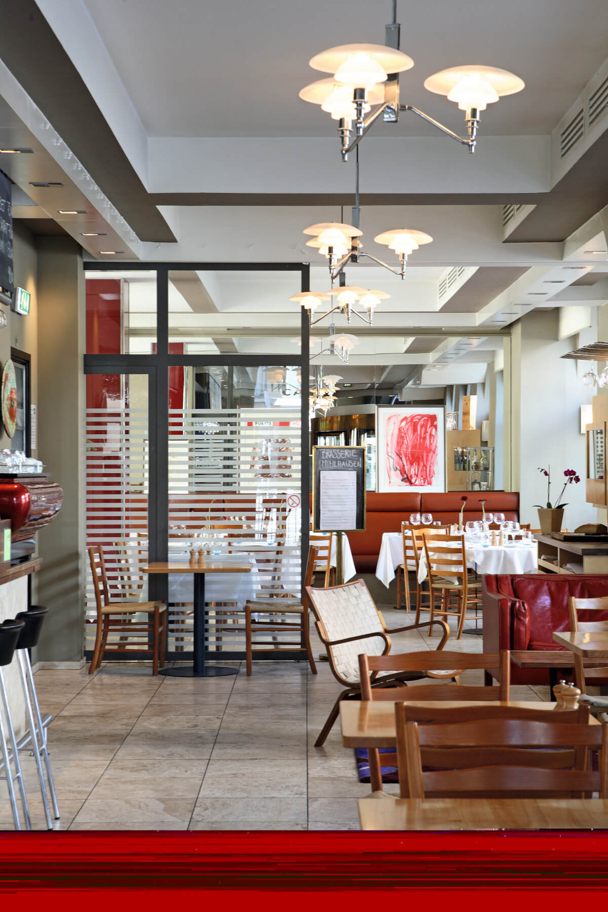 Design-Pendelleuchte Louis Poulsen PH 3/2 mit edlem Messing und klassischem Opalglas für stilvolle Lichtakzente.