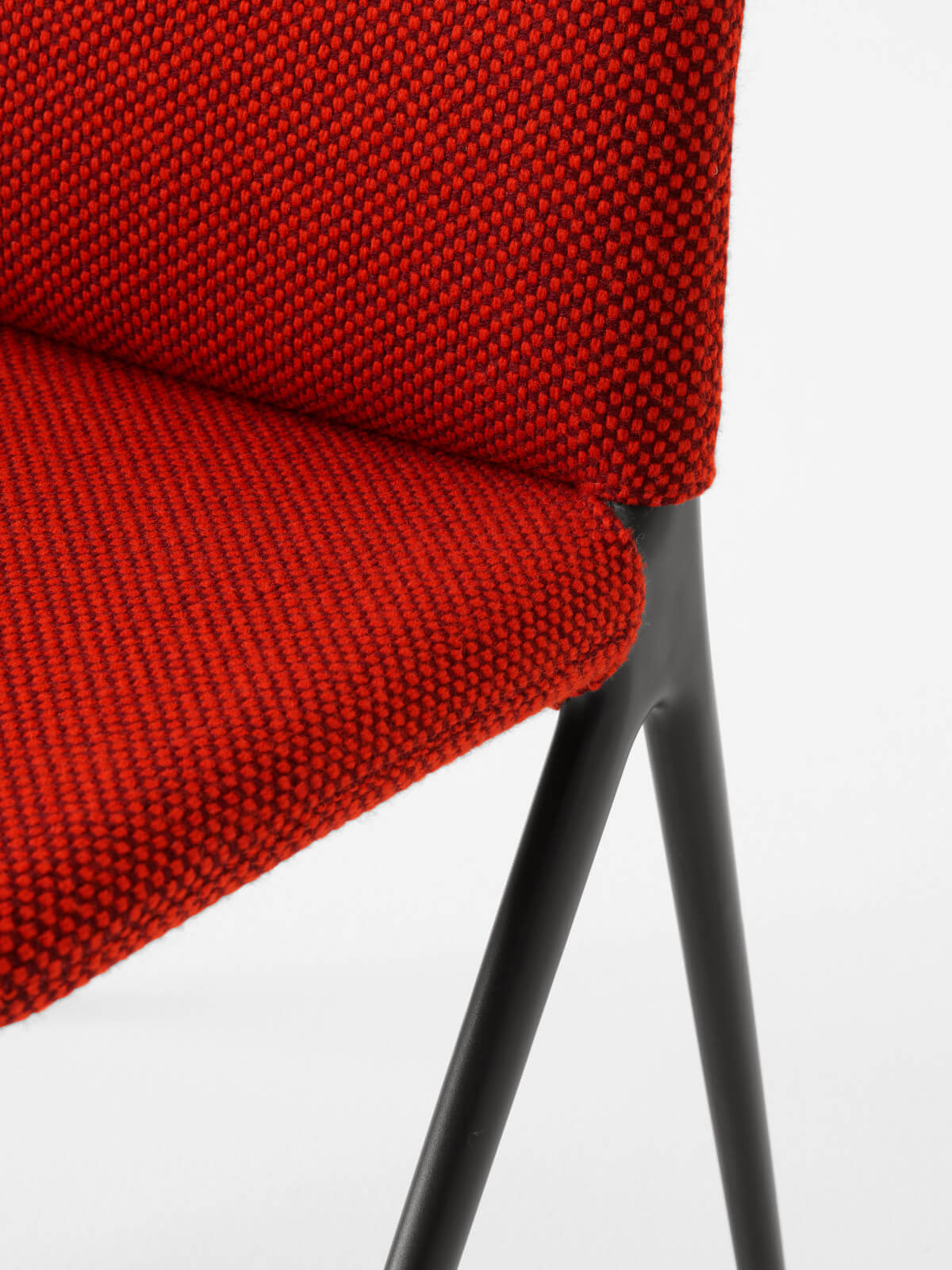 &Tradition Kape IF7 Stuhl schwarz Sisu 0655, moderner Polsterstuhl mit zeitlosem Design