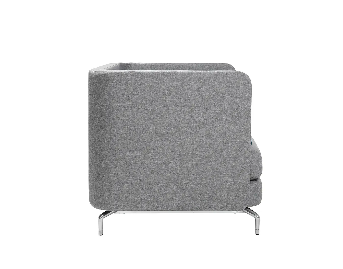 Seitenansicht des Wagner W-Lounge Low Sessels in Hellgrau mit hoher Seitenwange und elegantem Metallgestell.