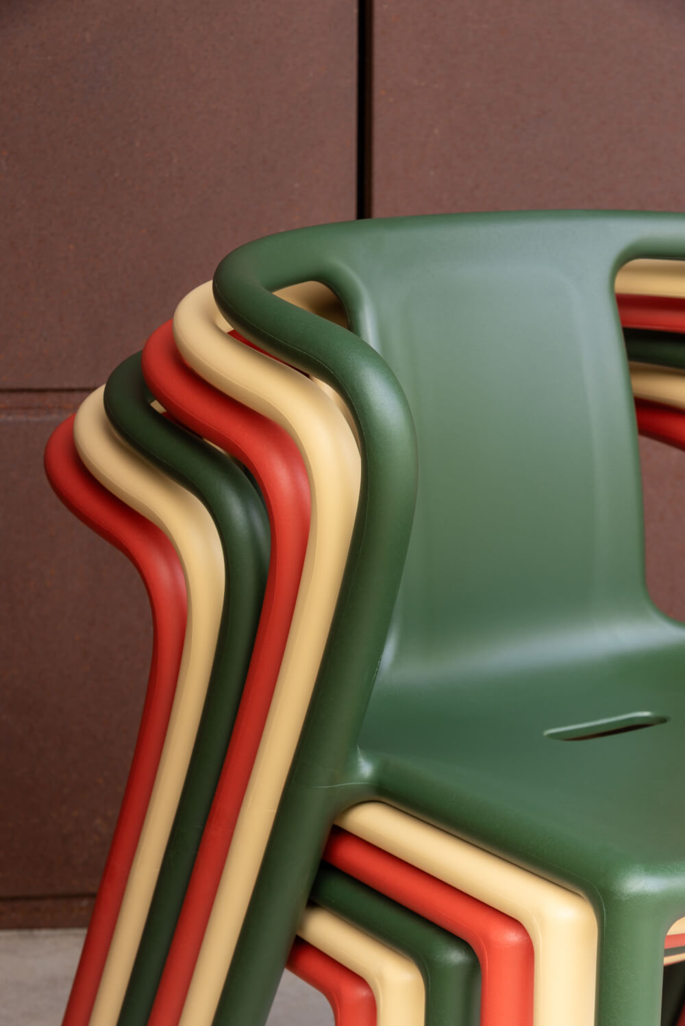 Schwarzer Magis Air-Armchair mit elegantem Gestell, ergonomisch und stilvoll für Lounge oder Office