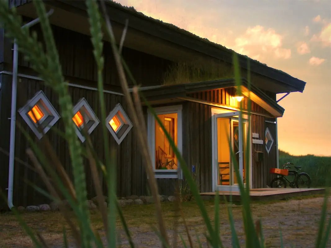 Nachhaltige Ferienhäuser im Stranddorf Augustenhof in ruhiger Abendstimmung