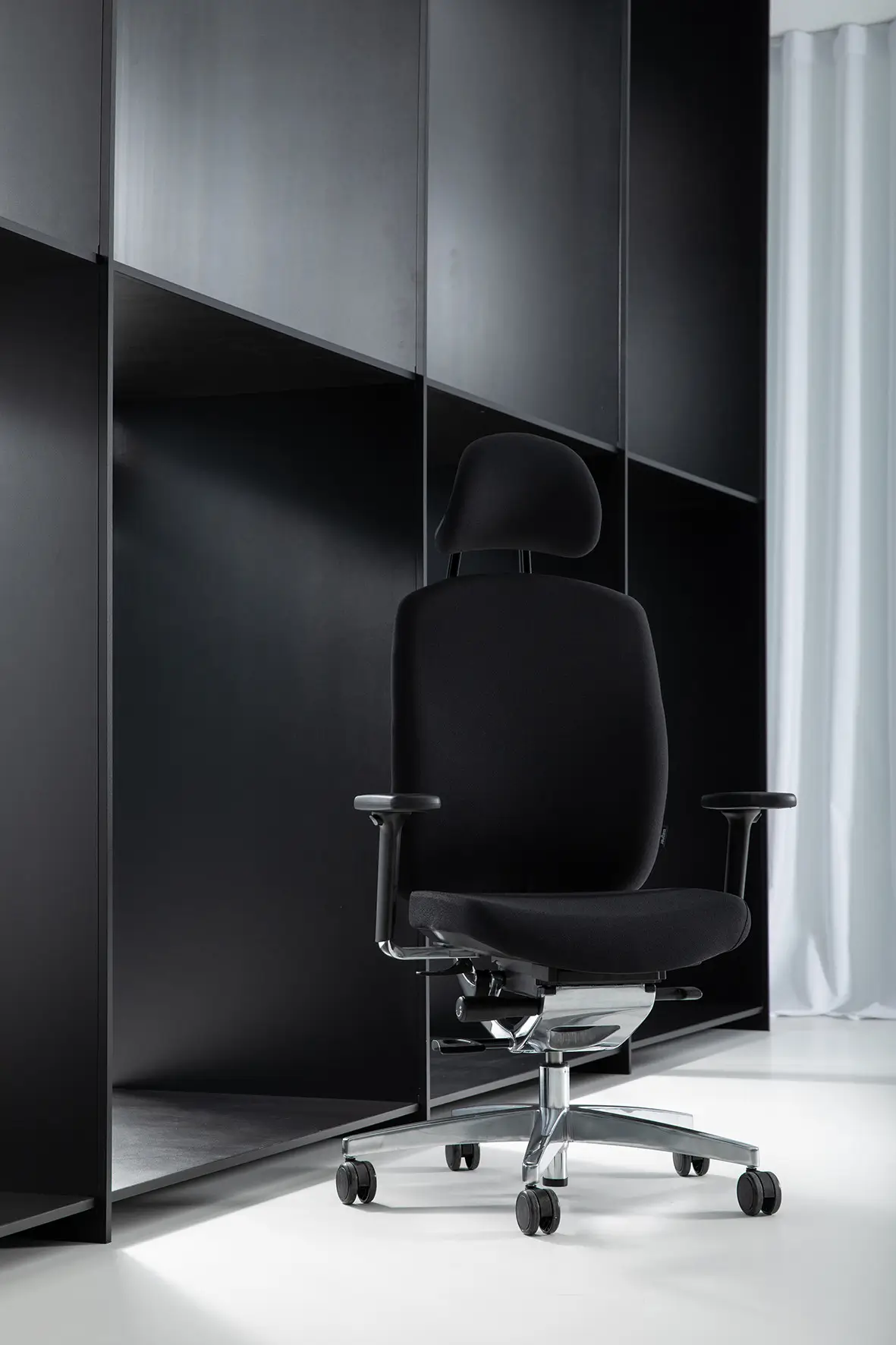 Wagner AluMedic 5 Bürostuhl mit Kopfstütze in schwarzer Ausführung in einer modernen Büroumgebung mit ergonomischer Sitzlösung für den Arbeitsalltag