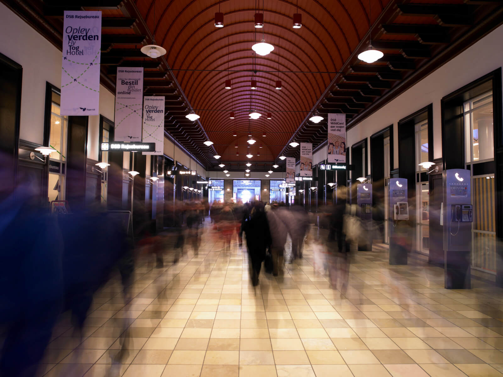 Louis Poulsen PH 3/2 Wandleuchte mit elegantem Dreischirm-Design für blendfreies, warmes Licht und stilvolle Wandbeleuchtung.