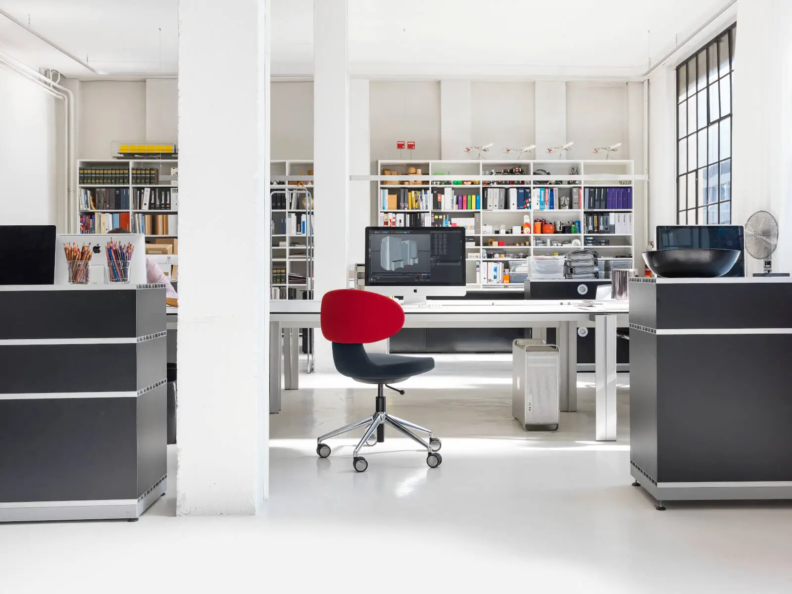 Girsberger Simplex 3D Drehstuhl an einem großzügigen Schreibtisch in einer modernen Büroumgebung.