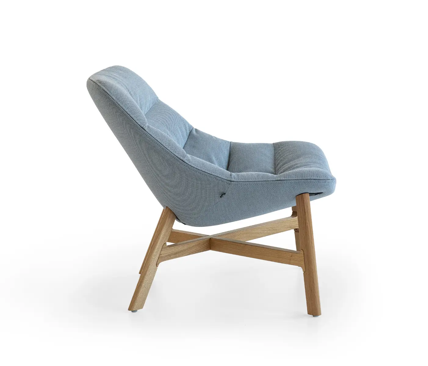 Seitenansicht des Noti Mishell Soft Sessels in Hellblau mit Holzbeinen