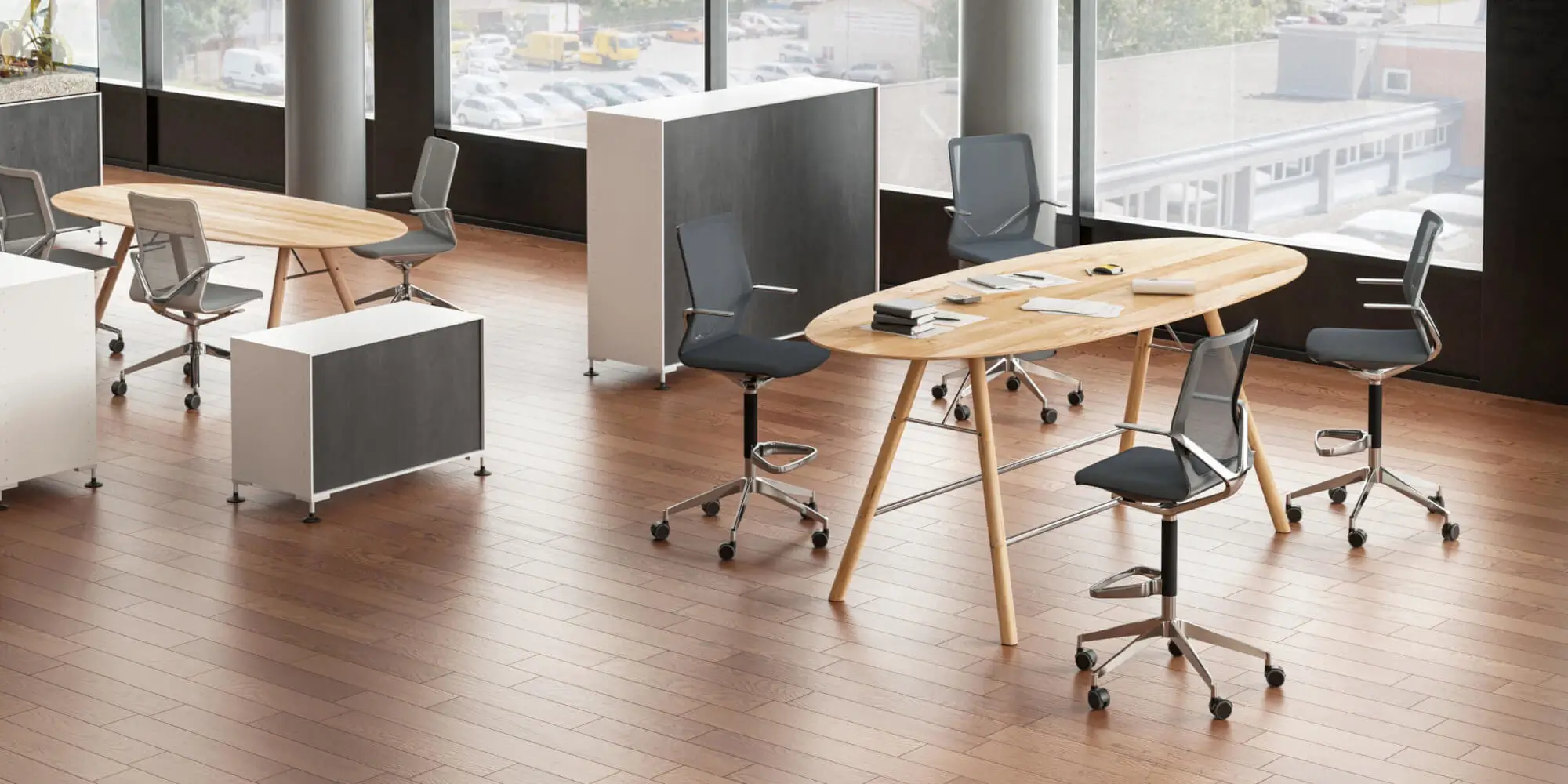 Girsberger Linq Drehstühle mit Fußbügel für flexible Besprechungsbereiche im Büro