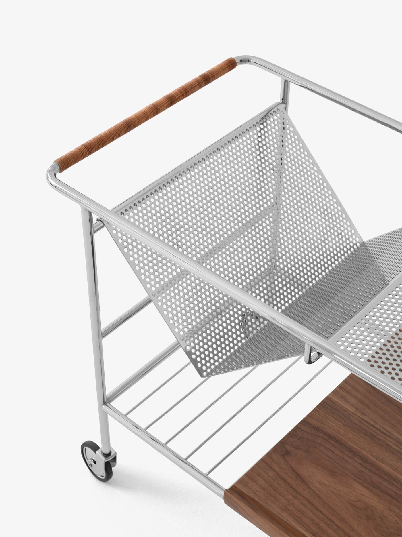 Design-Servierwagen Alima NDS1 von &Tradition mit verchromtem Stahlrahmen und edler Walnussablage, stilvoll und funktional