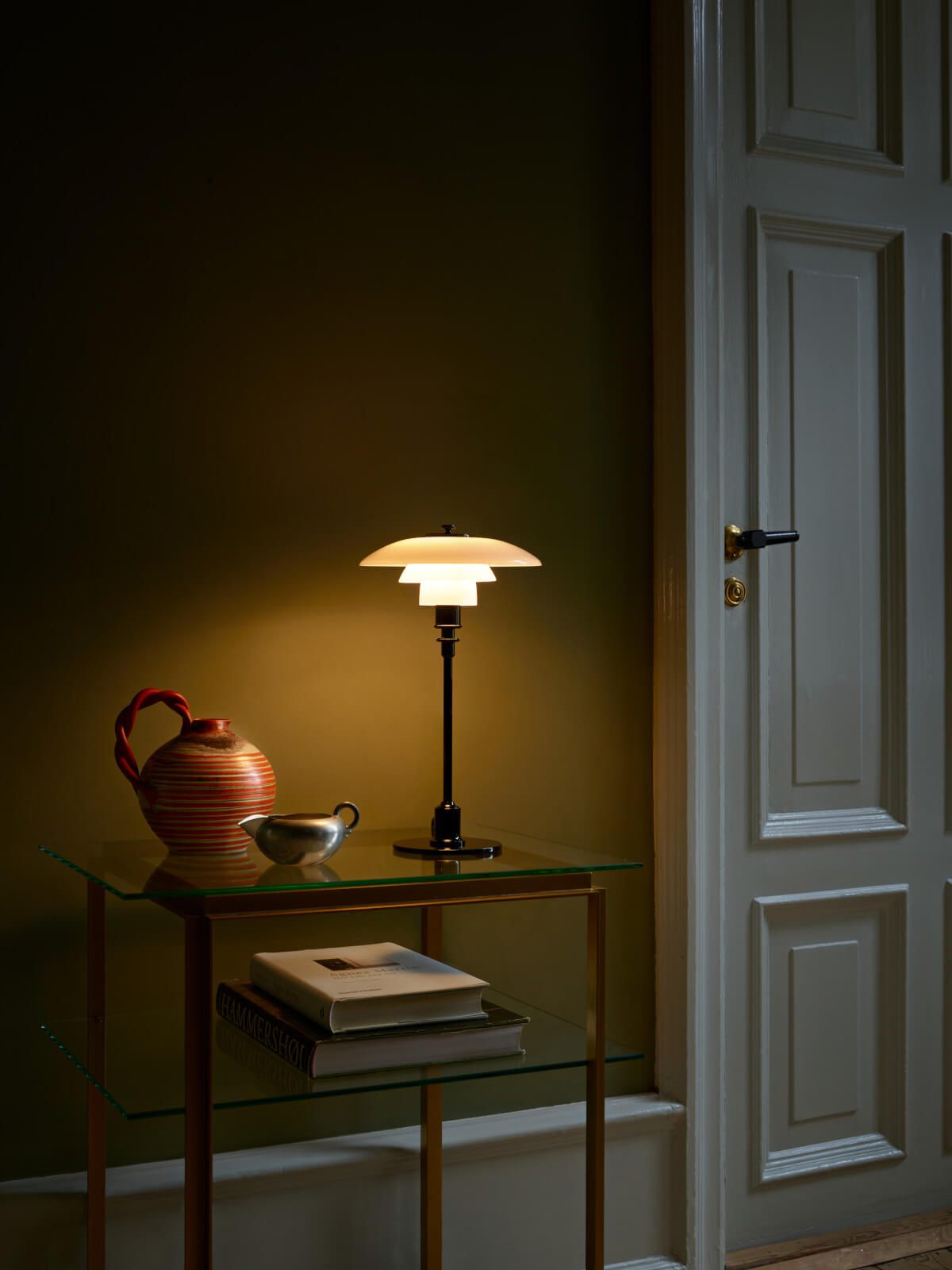 Klassische PH 2/1 Tischleuchte von Louis Poulsen mit dreischichtigem Schirm für optimale Lichtverteilung.