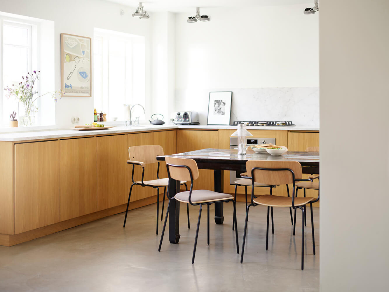 FDB Møbler J183 Holmen Armlehnstuhl, schwarz/Eiche natur, stilvoll im Esszimmer oder Wohnbereich einsetzbar