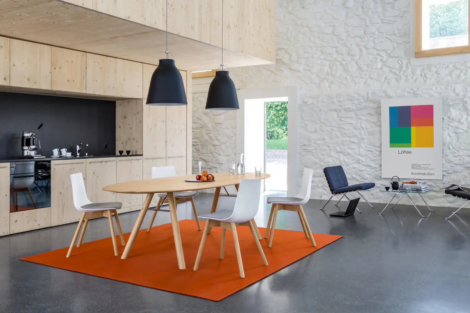 Girsberger Akio Tisch aus Massivholz im stilvollen Wohnbereich mit moderner Architektur.
