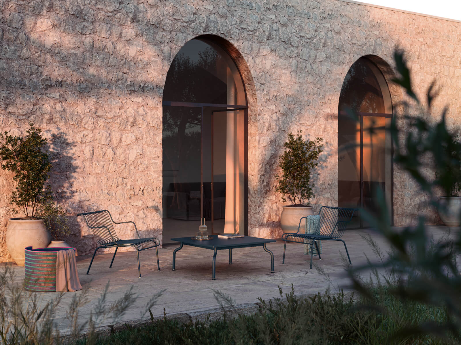 Magis South Loungesessel im minimalistischen Außenbereich, komfortabel, leicht und langlebig – Designerqualität aus Italien