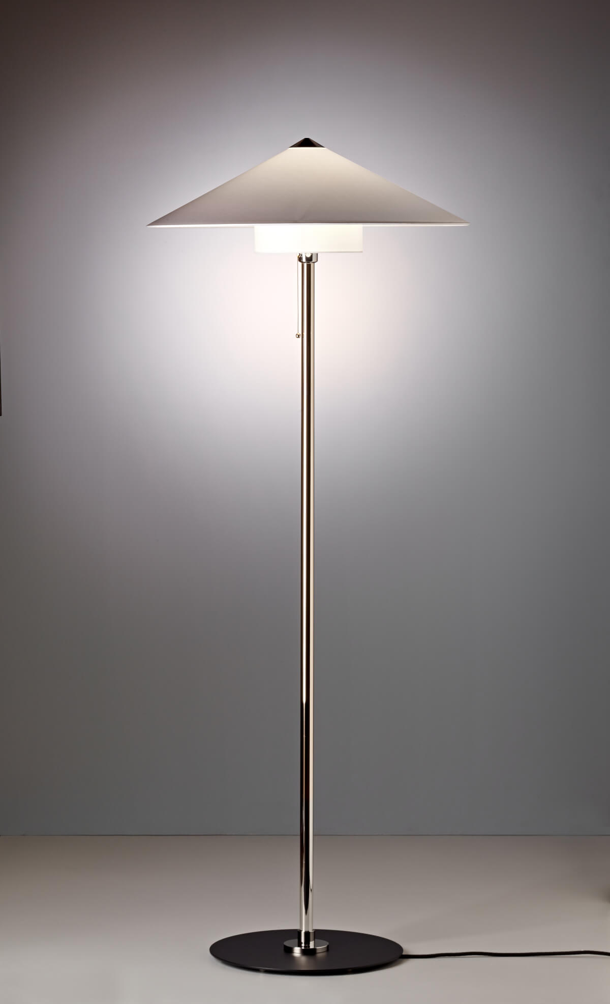 Tecnolumen Wagenfeld WSTL 30 Stehleuchte im Bauhaus-Stil, hochwertiges Design für moderne Innenräume