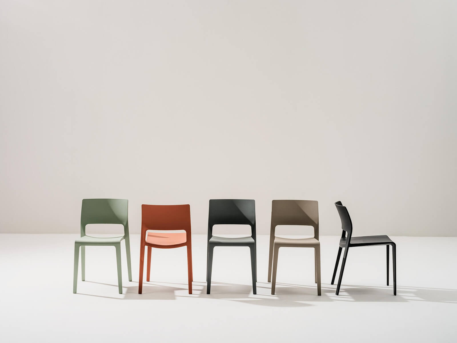 Arper Juno 02 Stuhl – moderner Designerstuhl mit minimalistischem Design und hoher Funktionalität, ideal für Büros und Esszimmer